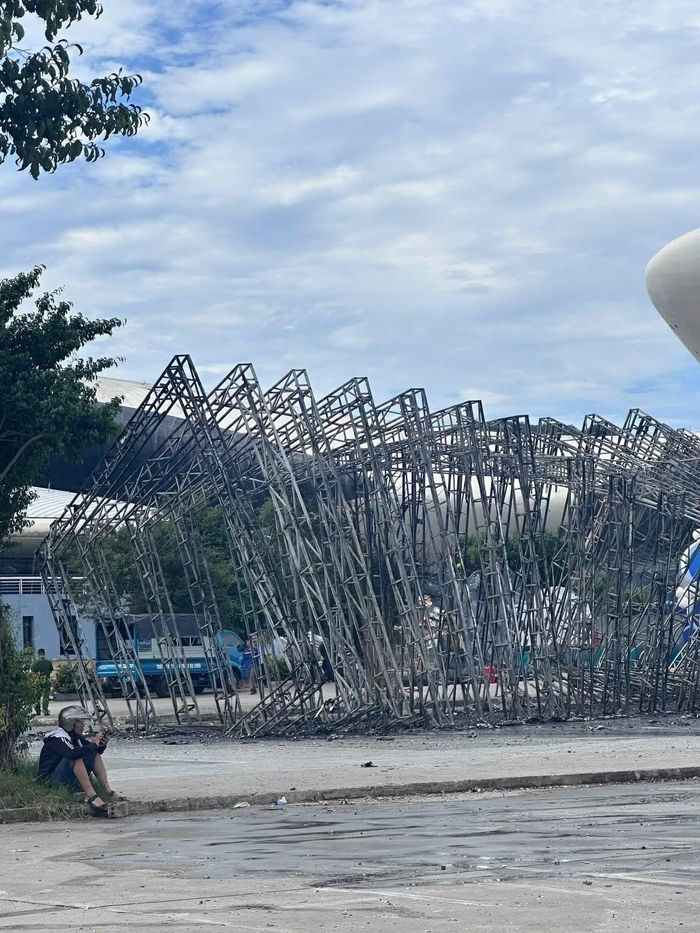 Hiện trường trơ khung sắt sau đám cháy.