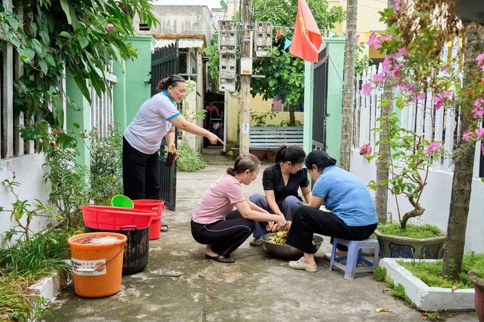 Mô hình sản xuất nước rửa bát sinh học được phụ nữ phường Hải Vân nghiên cứu và triển khai nhân rộng sau lớp tham quan học tập tại Hội An và Cù Lao Chàm trong khuôn khổ dự án