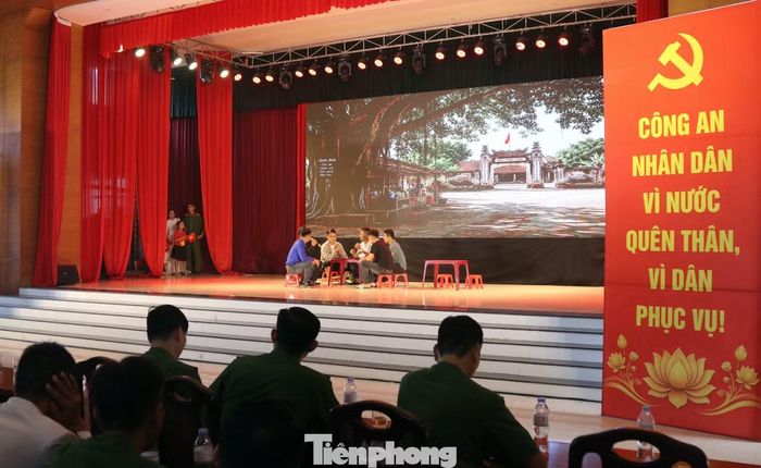 Đặc biệt, những tiểu phẩm sân khấu hóa do chính cán bộ, chiến sĩ dàn dựng, hóa thân đã tạo dấu ấn mạnh mẽ tại hội thi.
