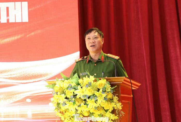 Đại tá Thái Doãn Bằng - Trung đoàn trưởng Trung đoàn CSCĐ số 4, phát biểu khai mạc hội thi.