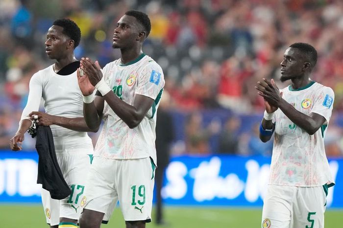 Các cầu thủ Senegal buồn bã rời sân sau thất bại trước Na Uy.