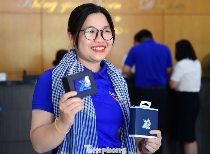 Đại biểu với quà tặng lưu niệm ý nghĩa. Ảnh: Xuân Tùng
