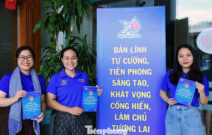 Đại biểu với cuốn sách Lịch sử Đoàn TNCS Hồ Chí Minh và phong trào thanh niên Việt Nam. Ảnh: Xuân Tùng