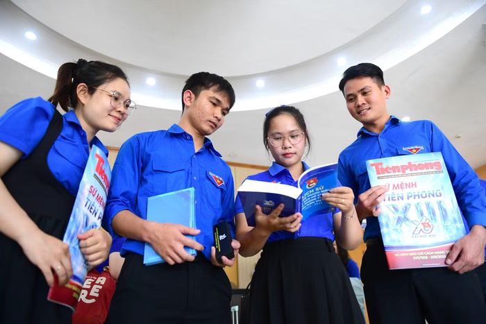 Đại biểu tìm hiểu thông tin từ sách Lịch sử Đoàn - quà tặng Đại hội. Ảnh: Xuân Tùng