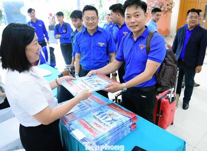 Đại biểu nhận ấn phẩm Tiền Phong chào mừng Đại hội Đoàn toàn quốc lần thứ XIII. Ảnh: Xuân Tùng