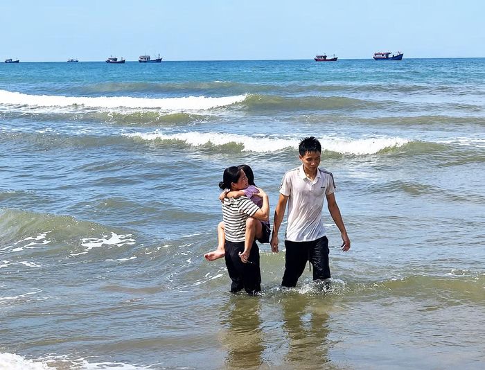 Trung đã kiệt sức sau khi trao bé gái cho người mẹ.