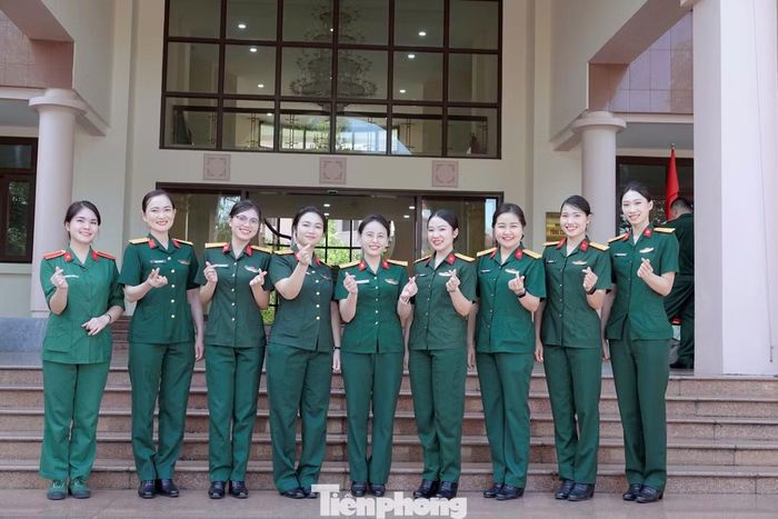 9 nữ quân nhân trong đoàn đại biểu thanh niên Quân đội về dự Đại hội. Ảnh: Nguyễn Minh