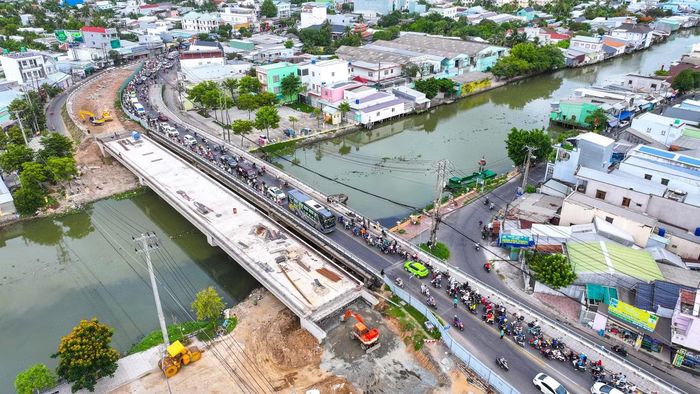 Vụ tai nạn khiến giao thông ùn ứ kéo dài. Ảnh: Phương Vũ.