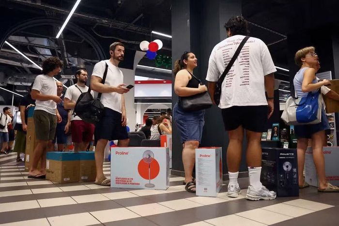 Người dân xếp hàng mua quạt đứng và máy tạo độ ẩm tại Paris. (Ảnh: Reuters)