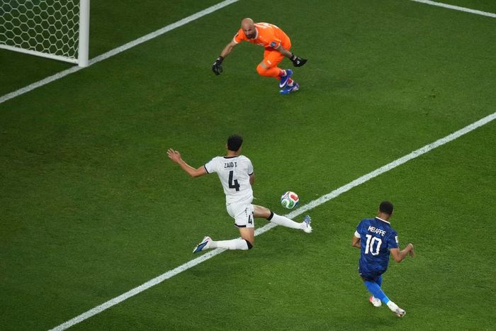  Mbappe tung cú dứt điểm ghi bàn thứ hai của anh vào lưới Iraq. 