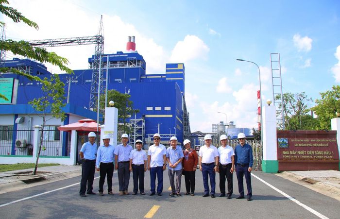  Đồng chí Ngô Thường San tham gia Đoàn công tác Hội Dầu khí Việt Nam tham quan NMNĐ Sông Hậu 1