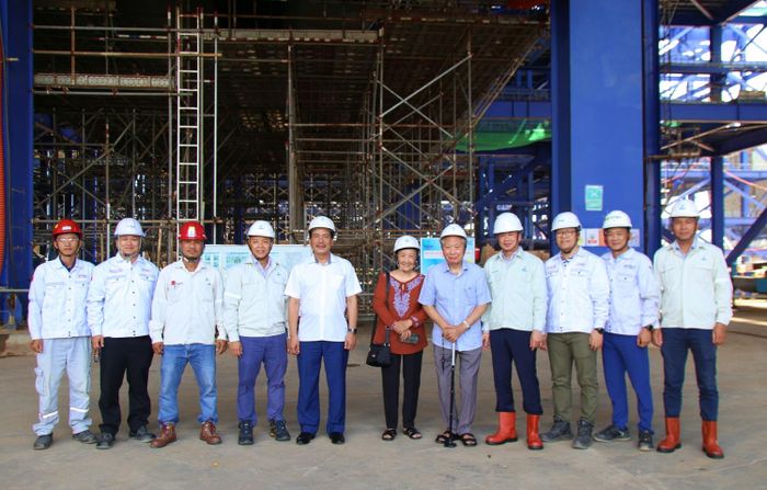 Đồng chí Ngô Thường San tham gia Đoàn công tác Hội Dầu khí Việt Nam tham quan công trường NMNĐ Long Phú 1