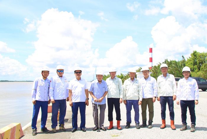 Đồng chí Ngô Thường San tham gia Đoàn công tác Hội Dầu khí Việt Nam tham quan công trường NMNĐ Long Phú 1