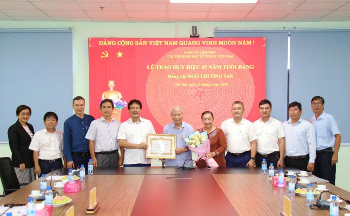 Các đại biểu tham dự buổi lễ chúc mừng đồng chí Ngô Thường San.