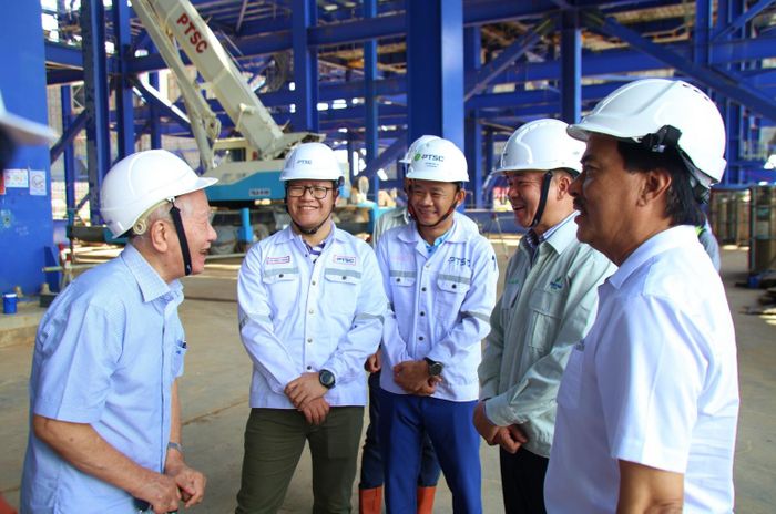 Ông Hà Đình Niên thông tin tiến độ dự án với đoàn công tác Hội Dầu khí Việt Nam.