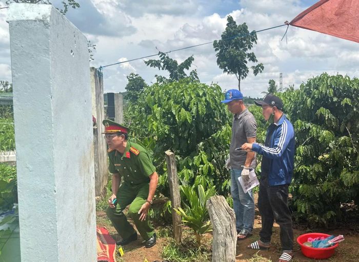 Công an khám nghiệm hiện trường vụ án mạng