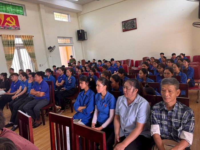 Phiên tòa thu hút sự quan tâm theo dõi của đông đảo người dân địa phương.