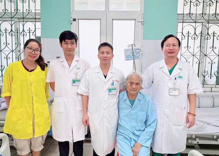 Nữ bệnh nhân T. được xuất viện trong niềm vui của gia đình.