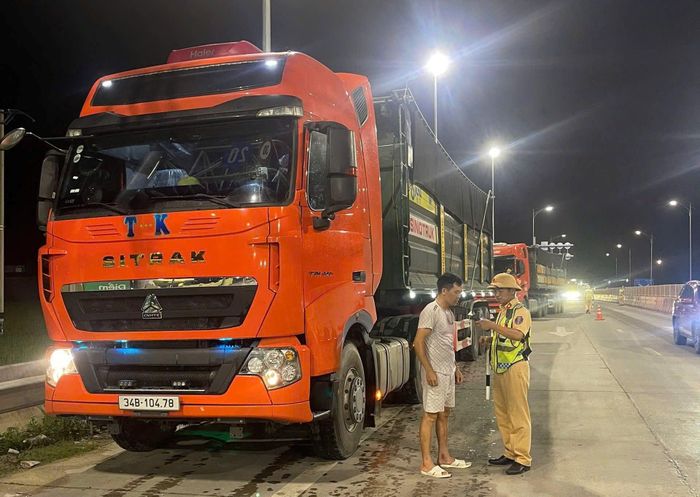 Cảnh sát giao thông tiến hành kiểm tra người và phương tiện. Ảnh: CSGT cung cấp.