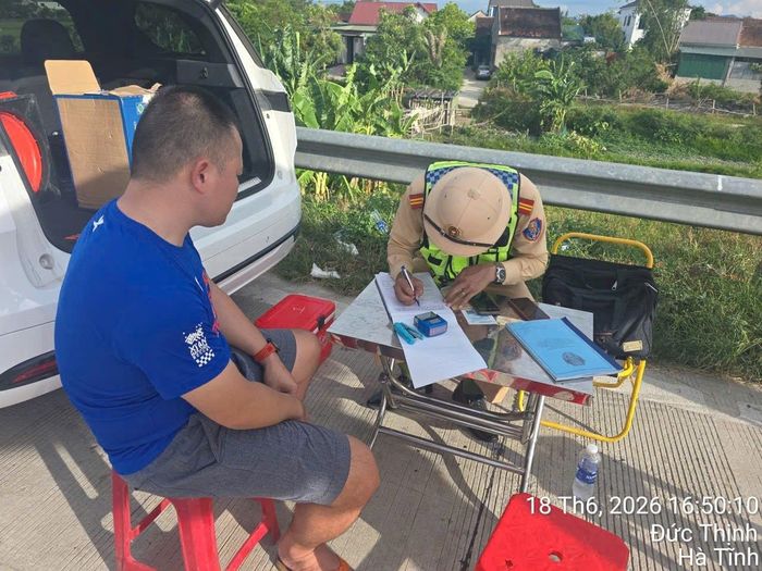 Cảnh sát giao thông xử phạt chủ phương tiện vi phạm giao thông trên cao tốc. Ảnh: CSGT cung cấp.