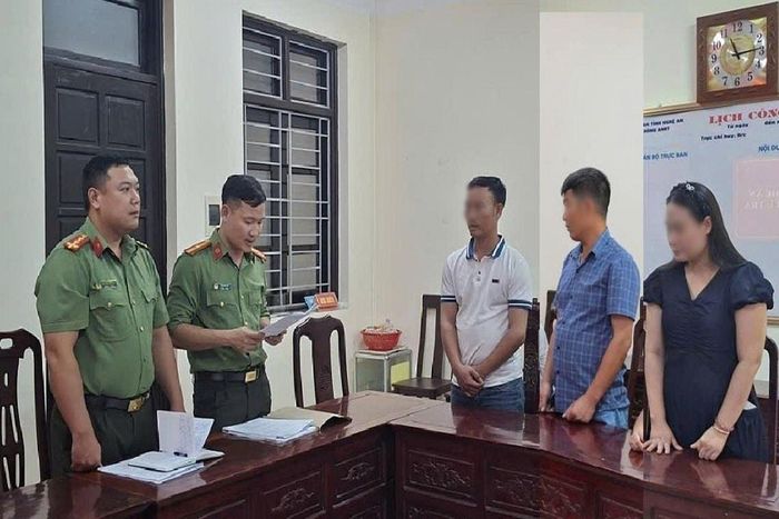 Cơ quan An ninh điều tra Công an tỉnh Nghệ An đọc lệnh khởi tố đối với các bị can liên quan đường dây mua bán hóa đơn GTGT khống hoạt động liên tỉnh.
