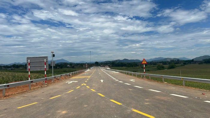 Hệ thống sơn, đường dẫn lên cầu hoàn tất