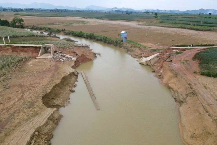 Cầu Mọ thời điểm bị sập do thiên tai
