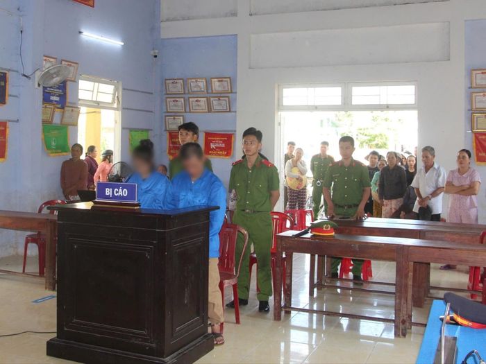 Bị cáo B.N.H.A và L.T.N.H tại phiên tòa xét xử lưu động do TAND khu vực 11 - Đà Nẵng tổ chức tại Nhà văn hóa thôn Lam Phụng, xã Hà Nha (TP. Đà Nẵng).