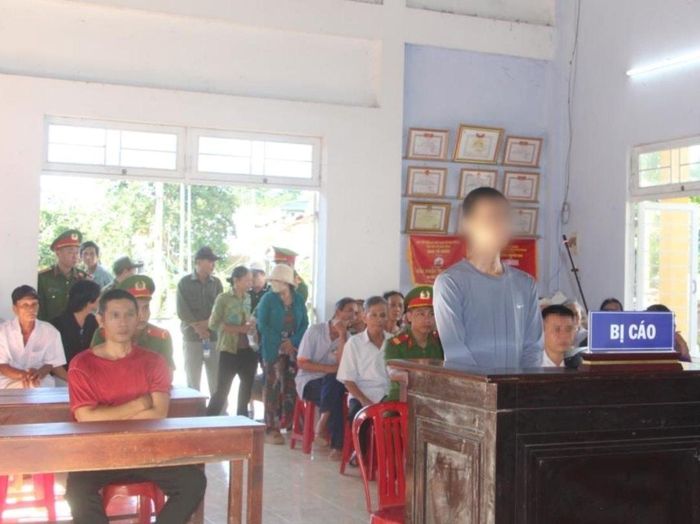Bị cáo N.H.Ý. nghe Hội đồng xét xử công bố nội dung vụ án "Vận chuyển hàng cấm" tại phiên tòa lưu động.