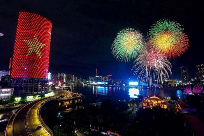 TP.HCM bắn pháo hoa chào mừng kỷ niệm 50 năm ngày thành phố vinh dự mang tên Chủ tịch Hồ Chí Minh.