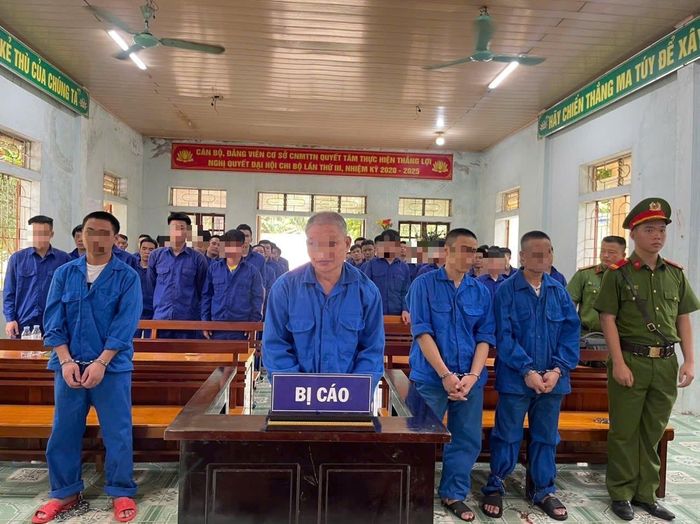 Các bị cáo tại phiên xử.