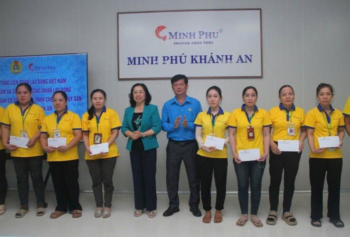 Tổng Liên đoàn Lao động Việt Nam trao 70 suất quà cho đoàn viên, người lao động có hoàn cảnh khó khăn đang làm việc tại Công ty TNHH Chế biến thủy sản Minh Phú Khánh An.