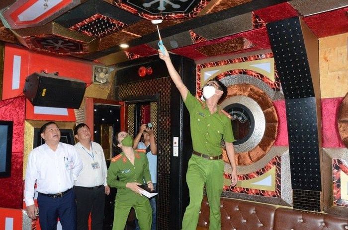 Công an kiểm tra tại một quán karaoke. (Ảnh: VGP/Minh Trang)