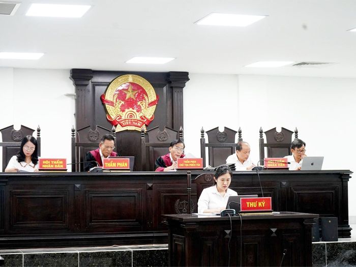 Hội đồng xét xử vụ án.