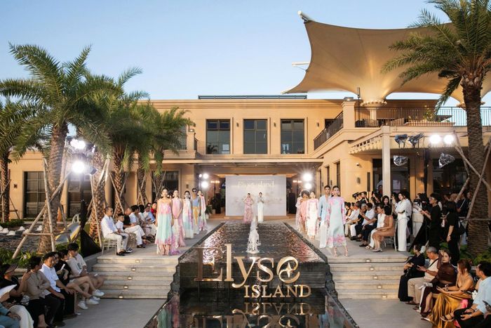 Kiến trúc Địa Trung Hải rộng mở của Elyse Marina Club trở thành sàn runway ấn tượng bên sông.