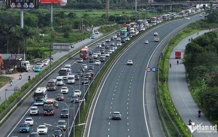 Việc nâng tốc độ khai thác từ 100 km/h lên 120 km/h không chỉ giúp rút ngắn thời gian di chuyển mà còn tăng hiệu quả khai thác hạ tầng, giảm ùn tắc trên tuyến cửa ngõ Thủ đô và tiết kiệm chi phí cho người dân, doanh nghiệp. Ảnh: Đình Hiếu.