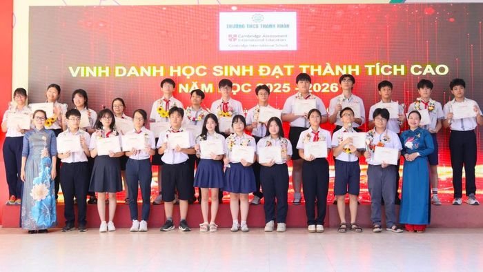 Hiệu trưởng Nguyễn Thanh Huyền (trái) và Phó hiệu trưởng Phùng Quỳnh Nga (phải) cùng các học sinh giỏi của Trường THCS Thanh Xuân năm học 2025-2026. Ảnh: NVCC. 