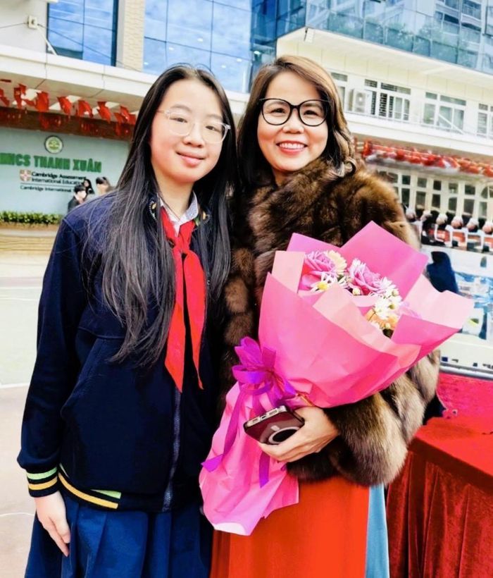 Nữ sinh Phạm Mai Dung cùng cô hiệu trưởng Trường THCS Thanh Xuân - Nguyễn Thanh Huyền. Ảnh: NVCC.