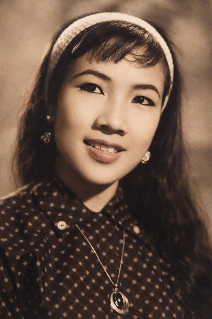 Năm 1970, Lệ Thủy chuyển về đoàn Kim Chung 5 và kết hợp cùng nghệ sĩ Minh Phụng tạo thành cặp đào kép ăn ý bậc nhất sân khấu cải lương. Qua các vở Xin một lần yêu nhau, Đêm lạnh chùa hoang, Kiếp nào có yêu nhau, cả 2 được báo giới thời đó phong tặng danh hiệu "Bão biển đang dâng cao" vì mang lại doanh thu cao cho đoàn.