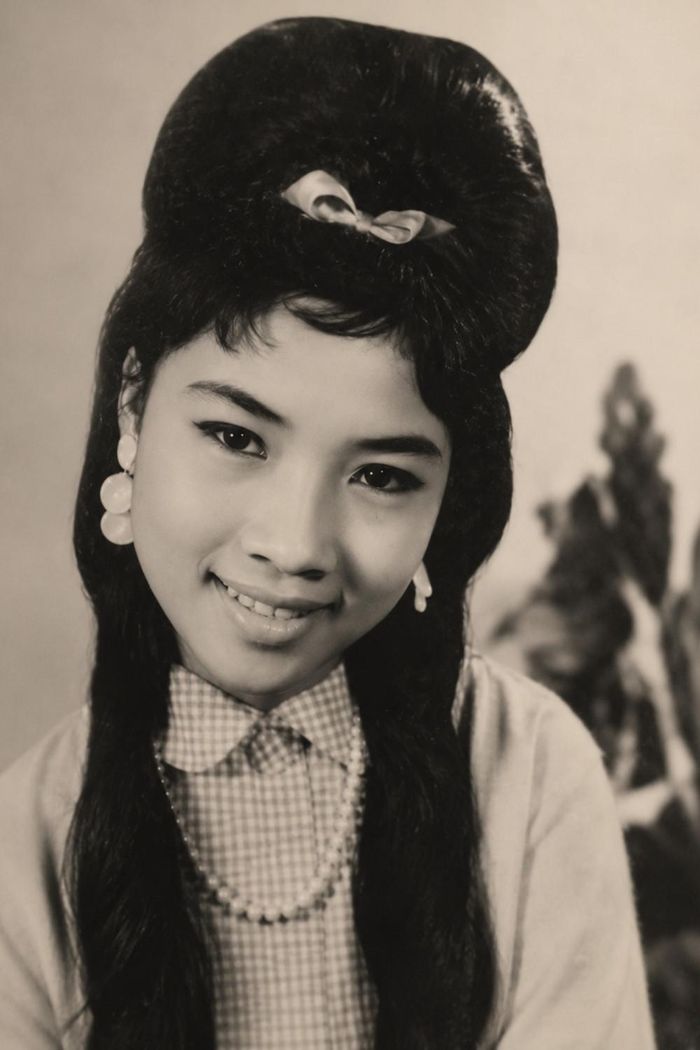Những hình ảnh lưu giữ từ thập niên 1960-1970 khiến nhiều người không khỏi bất ngờ trước nhan sắc rạng rỡ của NSND Lệ Thủy thời thanh xuân. Từ những bức chân dung đen trắng cho đến các tấm ảnh màu được chụp trong giai đoạn đỉnh cao sự nghiệp, nữ nghệ sĩ sở hữu vẻ đẹp dịu dàng, nền nã nhưng vẫn đầy sức hút.