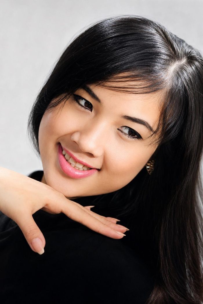 Năng khiếu ca cổ của bà được phát hiện từ rất sớm. Năm 10 tuổi, Lệ Thủy được nghệ sĩ Tư Long giới thiệu học với thầy Năm Truyền, rồi tiếp tục học bài bản cải lương với nhạc sĩ Tám Đen. Do hoàn cảnh gia đình khó khăn, không có khai sinh để tiếp tục đến trường, Lệ Thủy phải nghỉ học sớm, gia nhập đoàn Trâm Vàng từ những công việc hậu trường trước khi được giao vai diễn chính thức.
