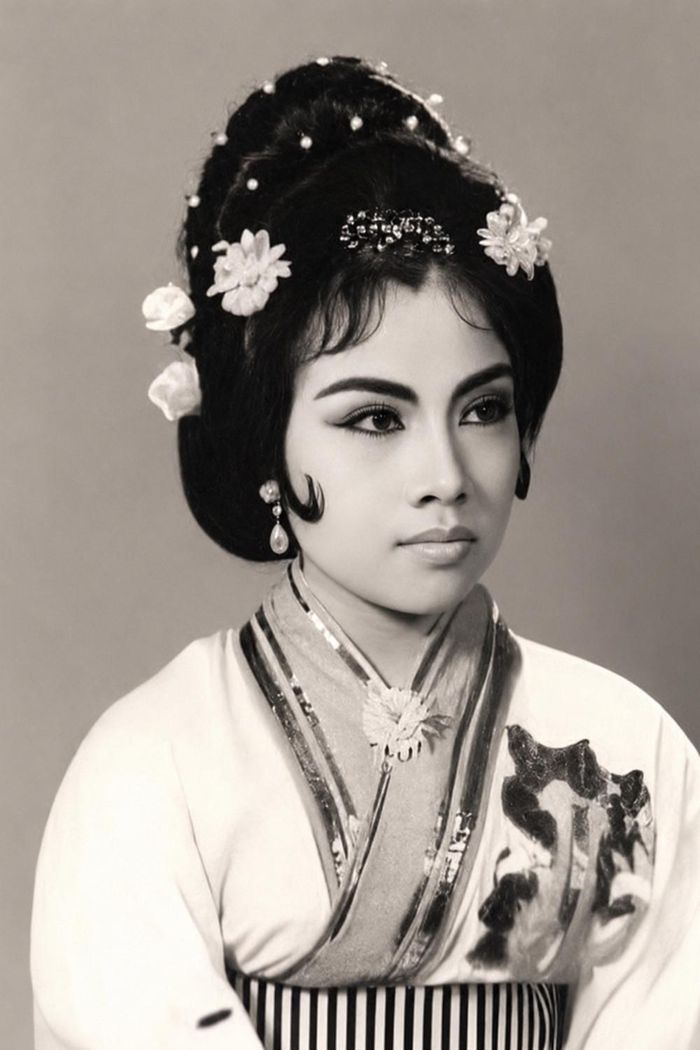 Lệ Thủy tên thật là Dương Thị Lệ Thủy, sau đổi thành Trần Thị Lệ Thủy, sinh ngày 20/5/1948 tại Vĩnh Long trong một gia đình nông dân nghèo có 8 anh chị em. Là chị cả trong nhà, bà sớm theo gia đình lên Sài Gòn mưu sinh và theo học tại trường Khánh Hội.