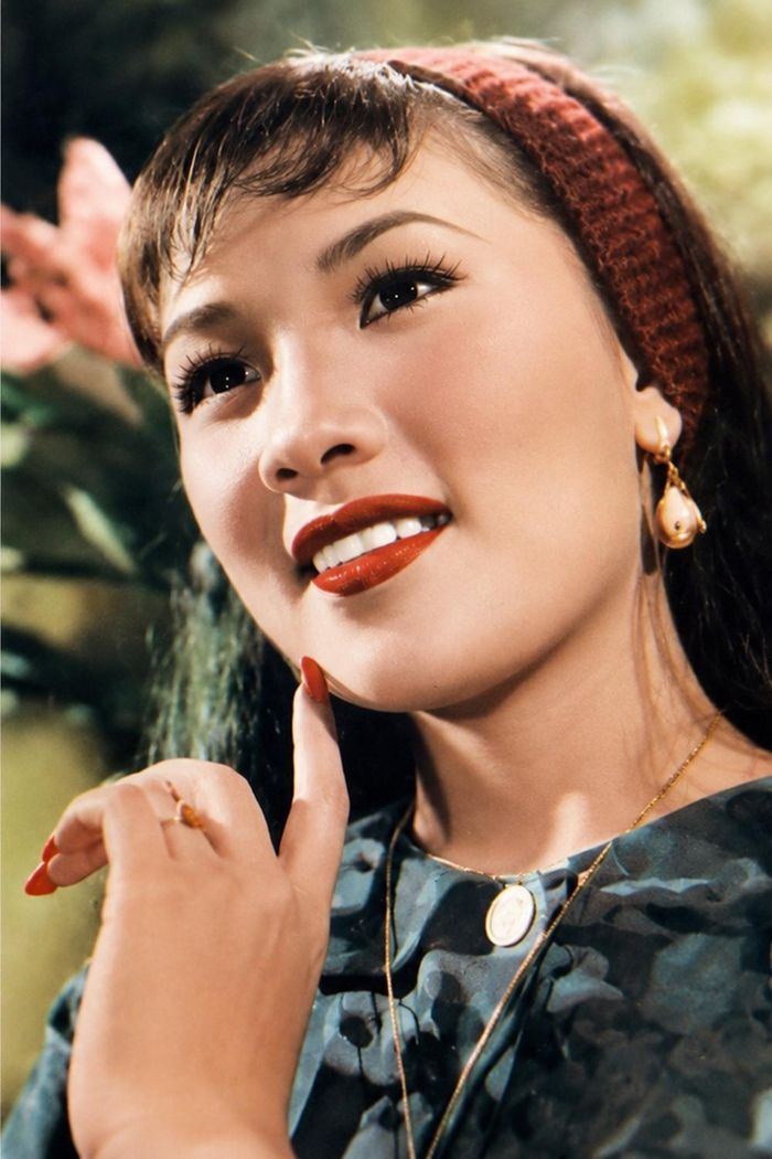 Năm 1964, khi vừa tròn 16 tuổi, bà đoạt huy chương Vàng triển vọng Giải Thanh Tâm - một trong những giải thưởng danh giá nhất của sân khấu cải lương thời bấy giờ - đưa tên tuổi Lệ Thủy đến gần hơn với công chúng. Khi bước vào giai đoạn thành danh, nhan sắc của bà càng thêm mặn mà. Những kiểu tóc thịnh hành của thập niên 1960 - 1970 cùng phong cách trang điểm nhẹ nhàng càng tôn lên những đường nét thanh thoát trên gương mặt Lệ Thủy.