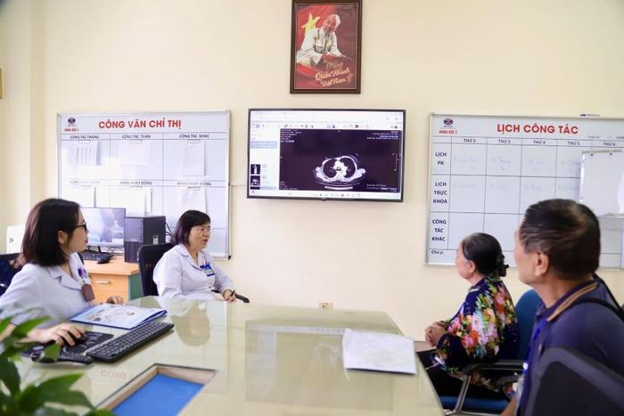 Các bác sĩ tư vấn cho bà T. trong lần đến Bệnh viện K khám bệnh. Ảnh: T.H