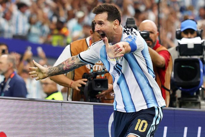 Dưới sân, Messi tiếp tục giúp Argentina bay cao - Ảnh: AFA