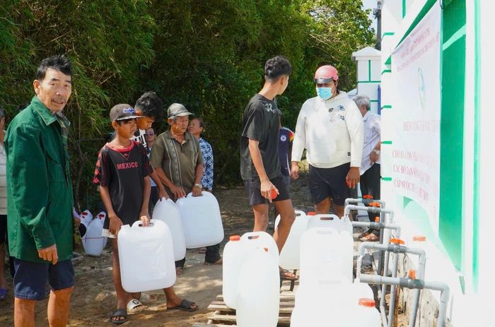 Người dân mang can, thùng chứa đến nhận nước sạch miễn phí tại điểm cấp nước tập trung ở vùng ven biển Cần Thơ. Ảnh: Tào Đạt
