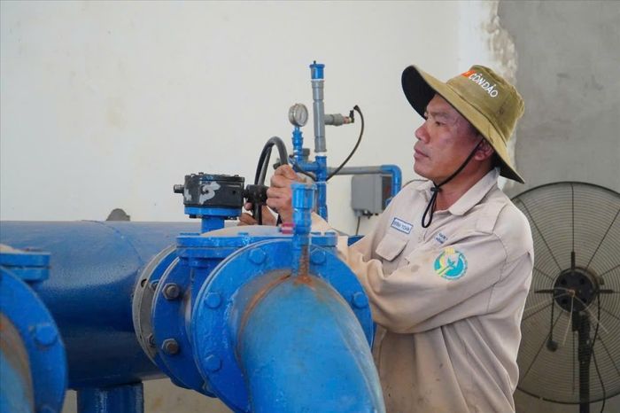 Nhân viên vận hành kiểm tra hệ thống xử lý và cấp nước nhằm bảo đảm nguồn nước sạch, an toàn cho người dân. Ảnh: Tào Đạt