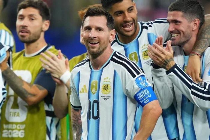 Messi sẽ tròn 39 tuổi vào ngày mai (24/6) và anh đang tận hưởng niềm vui chơi bóng trên sân. Ảnh: EFE