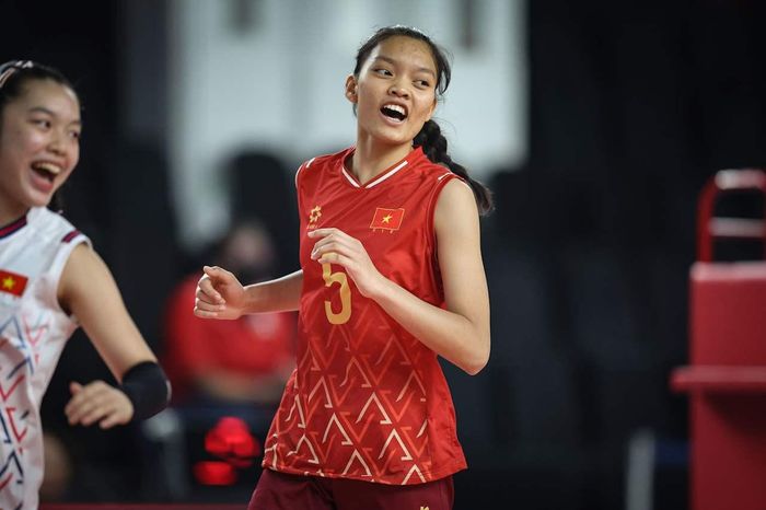 Tuyển U18 bóng chuyền nữ Việt Nam đánh bại Kyrgyzstan ở trận ra quân.