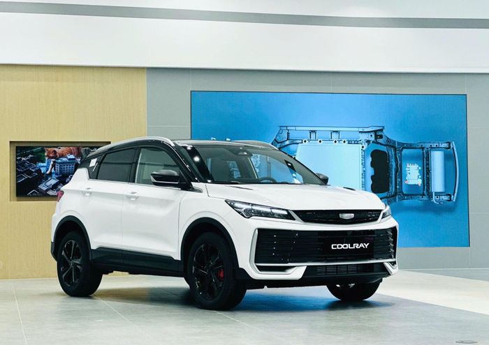 Geely Coolray 2026 sở hữu chiều dài 4.380 mm, trục cơ sở 2.600 mm, thiết kế gọn gàng nhưng vẫn đủ không gian cho nhu cầu đô thị